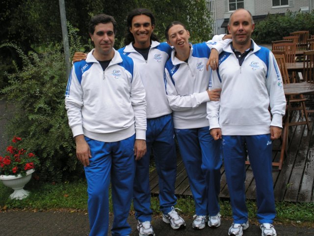 Finalmente, dopo tanto correre, siamo riusciti a fare la foto di squadra. Da sinistra, Domenico, Marco, La coccolina, ed infine Maurizio.